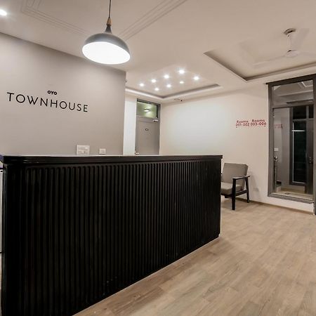 Townhouse 330 Dlf Phase-2 Near Leisure Valley Park Gurgaon Exterior foto